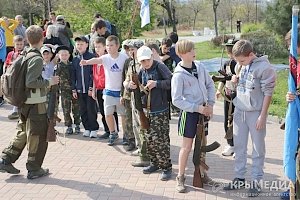 В Севастополе устроили армейский марш-бросок: дети пробежали 5 км, взрослые – 10 км