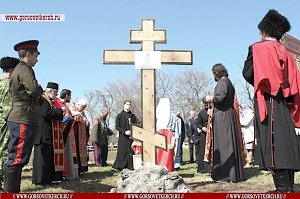 В поселке под Керчью установили поклонный крест
