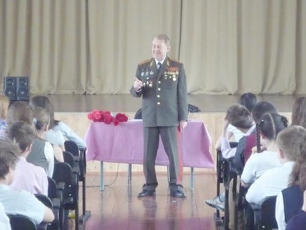 Генерал-лейтенант Б.В. Тарасов встретился с учениками Московской школы №1466