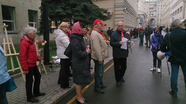 Коммунисты Москвы почтили память жертв нацистов у Посольства Украины