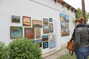 Художники открыли в Коктебеле Подзаборную выставку