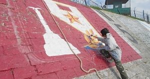 Военные и волонтеры нарисовали в Севастополе герб города и знамя Победы