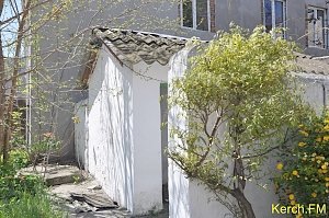 В центре Керчи жителям многоквартирного дома отрезали канализацию