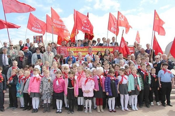 Самарская область. Коммунисты провели возложение цветов к Вечному огню