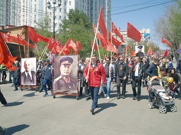 70-летие Победы в Хабаровске встретили под красными знаменами