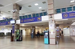 В новом терминале аэропорта «Симферополь» пассажиры часами стоят в очереди