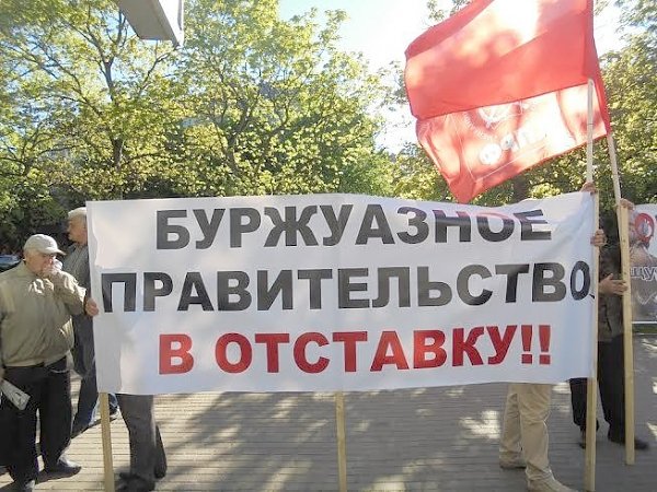 Долой буржуазное правительство! Калининградские коммунисты провели акцию протеста у торгового центра «Плаза»
