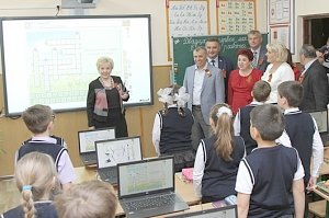 Владимир Константинов провел урок патриотизма в одной из алуштинских школ