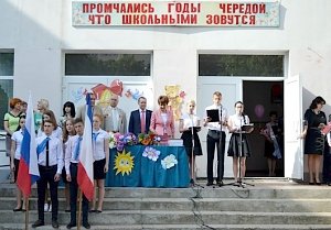 В школах Крыма прозвенел Последний звонок