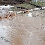 Поток дождевой воды в Крыму снес хозяйственную постройку