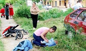 В Севастополе пьяный водитель выскочил на тротуар и протаранил детскую коляску с годовалыми близнецами
