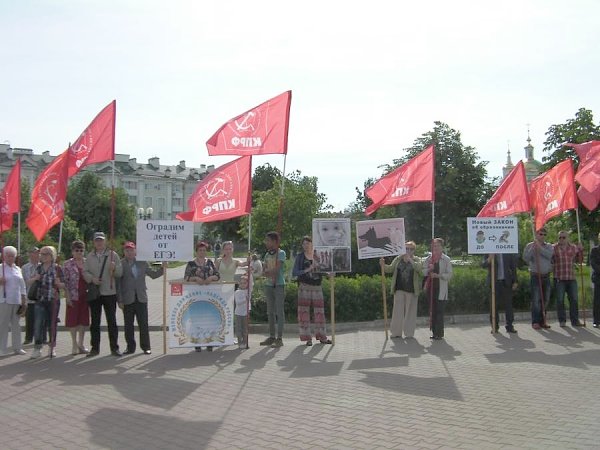 Орловские коммунисты провели пикет против реформ образования и обязательного ЕГЭ