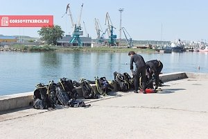 Дайверы из «Атлантиды» чистили акваторию на набережной Керчи