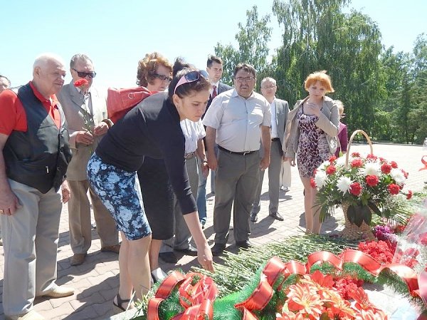 В годовщину начала Великой Отечественной войны барнаульские коммунисты возложили цветы к Монументу Победы