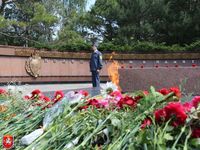 Михаил Шеремет почтил память погибших в ВОВ
