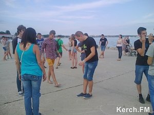 Керчан приглашают выстроиться в слово «Мир» на набережной