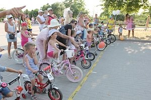 Сотрудники Госавтоинспекции приняли участие в городском семейном празднике «ВелоСемья»