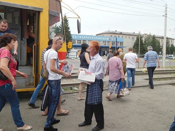 Выход в сплочении! Барнаульские коммунисты раздавали листовки у проходных заводов