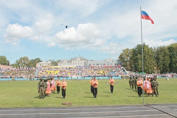 Коммунисты Пскова вместе с жителями и десантниками 76-й ДШД отметили день ВДВ