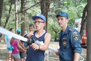 Крымские спасатели продолжают обучать детей в «Школе безопасности»