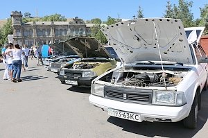 В Керчи прошла выставка автомобилей «Москвич»