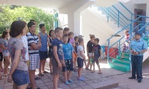 Севастопольские спасатели проводят выездные занятия в детских оздоровительных лагерях