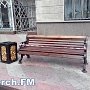 В Керчи на улице Ленина красили скамейки