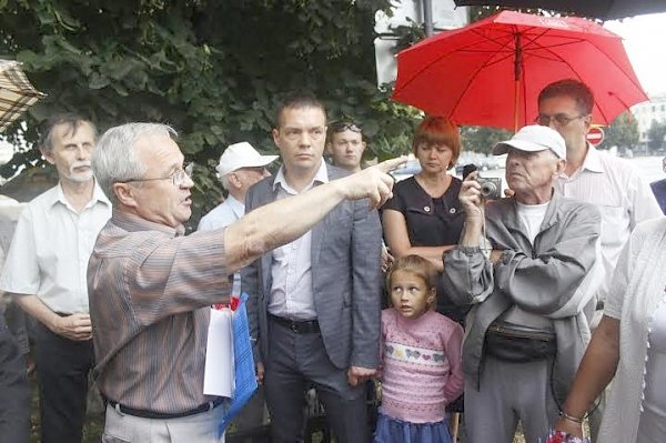 Фракция КПРФ Ярославской областной Думы сделала встречу с жителями Бутусовского посёлка под окнами губернатора области