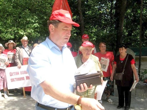 На Ставрополье депутат Госдумы Виктор Гончаров принял участие в пикете железноводских коммунистов