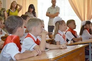 В Кировском районе полицейские поздравили школьников с началом учебного года
