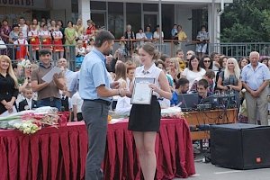 Крымские парламентарии поздравили учителей, школьников и студентов республики с Днем знаний