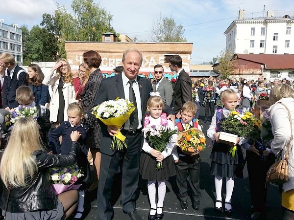 Валерий Рашкин и Нина Останина поздравили с началом учебного года учеников московской гимназии №201