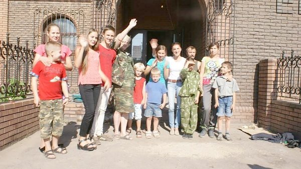 Член ЦК КПРФ Елена Шмелева с группой единомышленников совершила рабочую поездку в Новороссию с грузом гуманитарной помощи для детей Донбасса