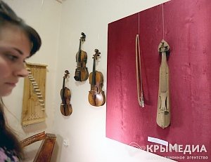 В Крыму открылась выставка уникальных музыкальных инструментов