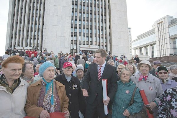 В Екатеринбурге тысячи пенсионеров вышли на митинг в поддержку закона КПРФ «О детях войны»