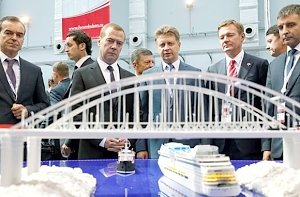 Медведеву показали будущий Керченский мост