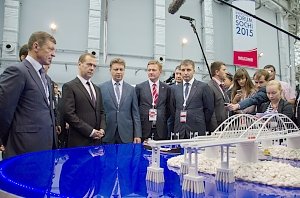 Медведеву показали будущий Керченский мост