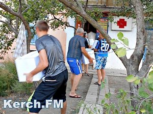 В Керчи «Красный крест» помогает гуманитарной помощью беженцам