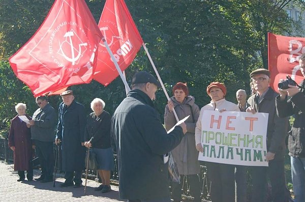 "Не забудем! Не простим!". Ульяновские коммунисты почтили память защитников Верховного Совета