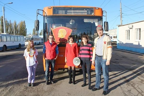 Комсомольцы Белгорода поздравили жителей города, организовав «праздничный троллейбус»
