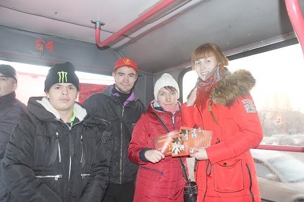 Кемеровская область. Комсомольцы Кузбасса поздравили жителей города с днем рожденья Комсомола, проведя акцию «Красный троллейбус»