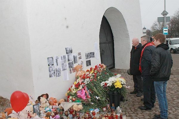 7 ноября псковичи возложили цветы к памятнику В.И. Ленину и почтили память погибших в авиакатастрофе