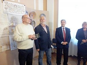 Историю развития крымско-татарских орнаментов представили на выставке в Симферополе