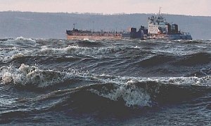 Работа Керченской переправы остановлена из-за сильного ветра в проливе