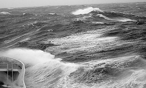 В акватории Керченского пролива усиливается ветер, на переправе работает пять паромов