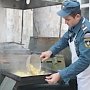 Спасатели МЧС России развернули полевую кухню в Алупкинской санаторной школе-интернате