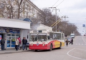 По улицам ходит один троллейбус