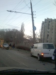 Авария на одной из улиц Симферополя парализовала движение транспорта на 3 часа