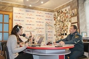 Спасатели отвечают на вопросы слушателей в эфире радио «Россия сегодня»