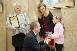 Крымские парламентарии поздравили детей с Днем Святителя Николая Чудотворца